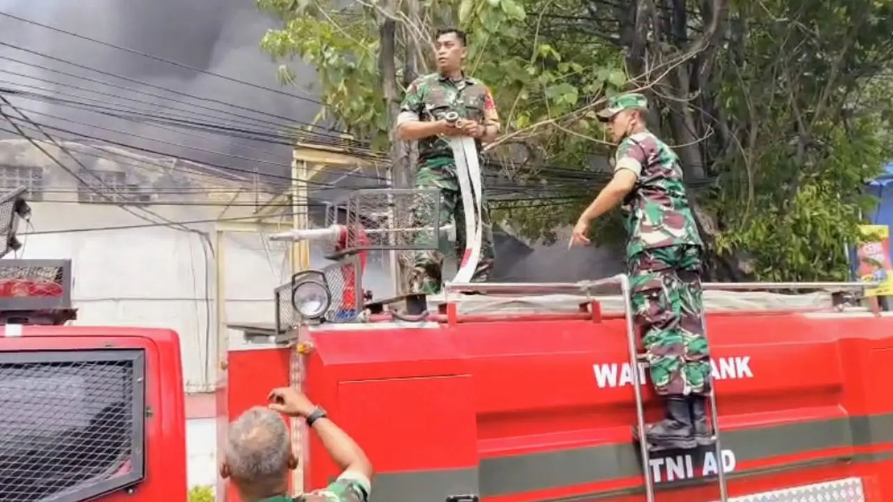 Kebakaran melahap pabrik bohlam dan kipas angin di Kota Tangerang. (Dok. Istimewa)
