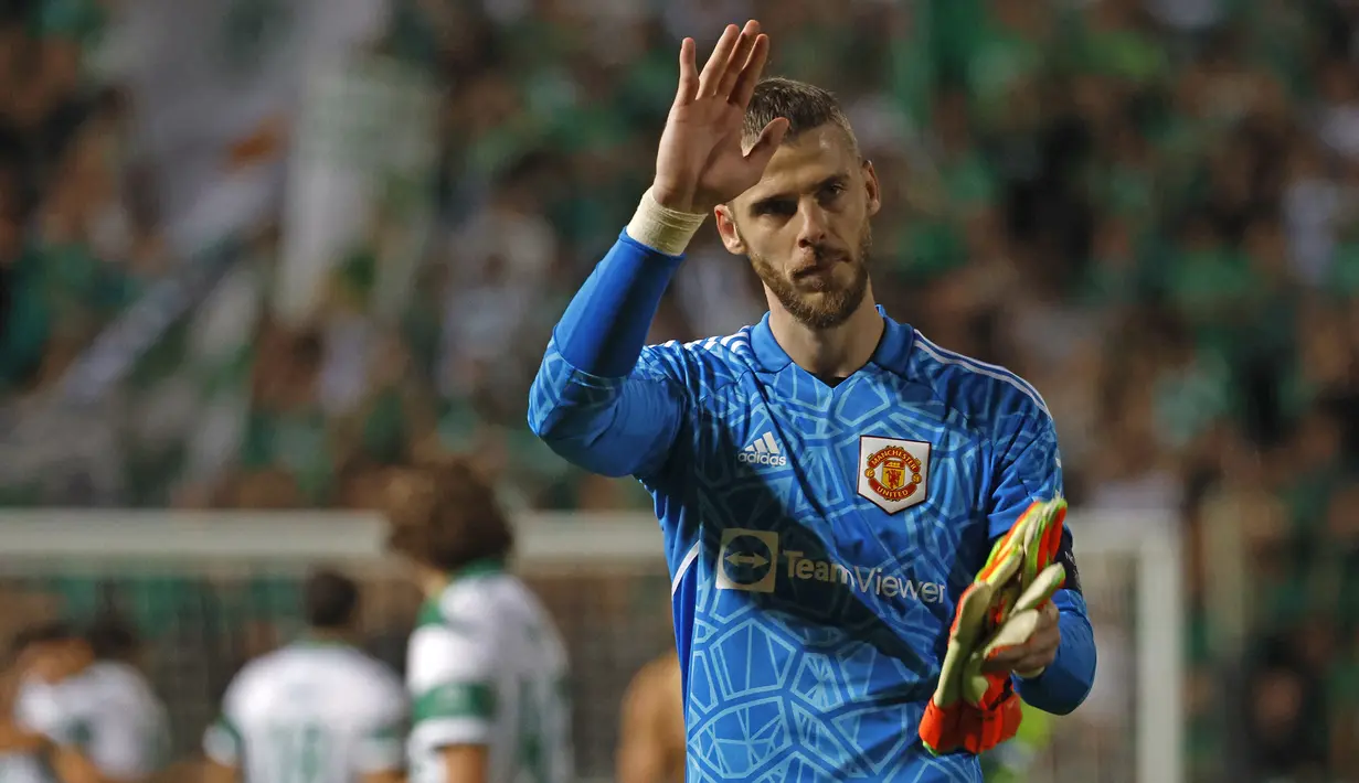 David De Gea. Kiper asal Spanyol yang kini menjalani musim ke-12 bersama manchester United sejak didatangkan pada awal musim 2011/2012 dari Atletico Madrid ini memang hanya tampil 3 kali dari total 15 laga MU di Liga Europa 2016/2017 hingga menjadi juara. David De Gea yang menjadi kiper utama di liga domestik memang hanya menjadi pelapis Sergio Romero di Liga Europa. Hingga kini David De Gea tetap menjadi pilihan utama di bawah mistar gawang Setan Merah baik di liga domestik maupun kompetisi Eropa. (AFP/Khaled Desouki)