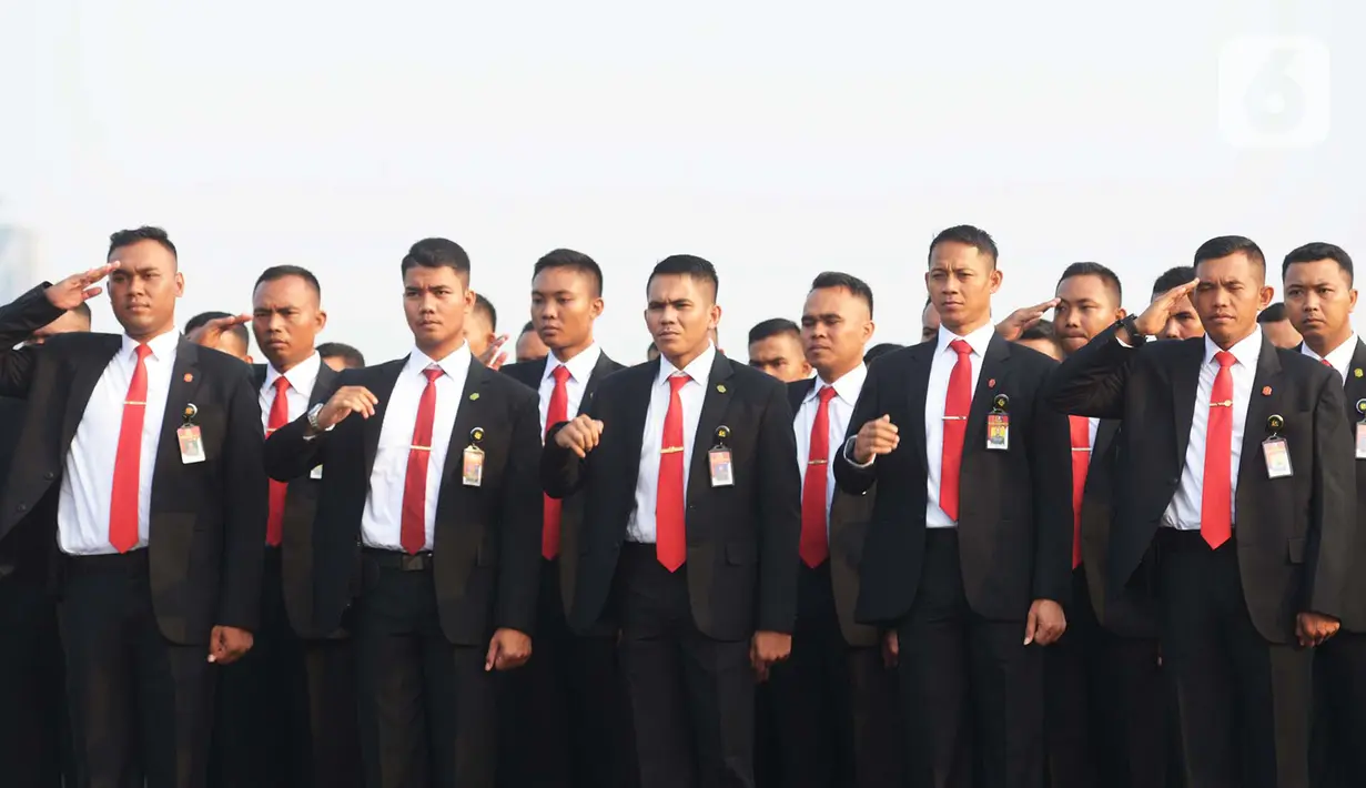 Angota Paspampres mengikuti apel pasukan TNI-Polri untuk pengamanan pelantikan Presiden dan Wakil Presiden terpilih di Silang Monas, Jakarta, Kamis (17/10/2019). Sebanyak 31 ribu personel gabungan TNI-Polri akan diterjunkan untuk mengamankan pelantikan pada 20 Oktober 2019. (merdeka.com/Imam Buhori)
