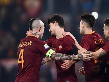 Para pemain AS Roma merayakan gol Diego Perotti (2kiri) saat melawan Chievo Verona pada lanjutan Serie A Italia di Olympic Stadium, Roma, (22/12/2016).  (AFP/Filippo Monteforte)