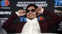 Petinju asal Filipina Manny Pacquiao Berpose saat jumpa pers pengumuman resmi pertarungannya di Beverly Hills, California, USA (19/1/2016). Pacquiao saat ini tengah bersaing memperebutkan kursi di Senat pada Mei 2016. (AFP/CHRIS FARINA)