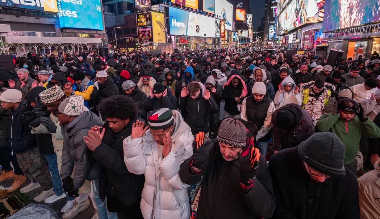 Anggota komunitas Muslim melaksanakan salat Maghrib selama bulan Ramadan di Times Square, New York City, Amerika Serikat, pada 2 Maret 2025. (Adam GRAY/AFP)