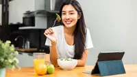 Ilustrasi perempuan makan makanan sehat/copyrightshutterstock/GBJSTOCK