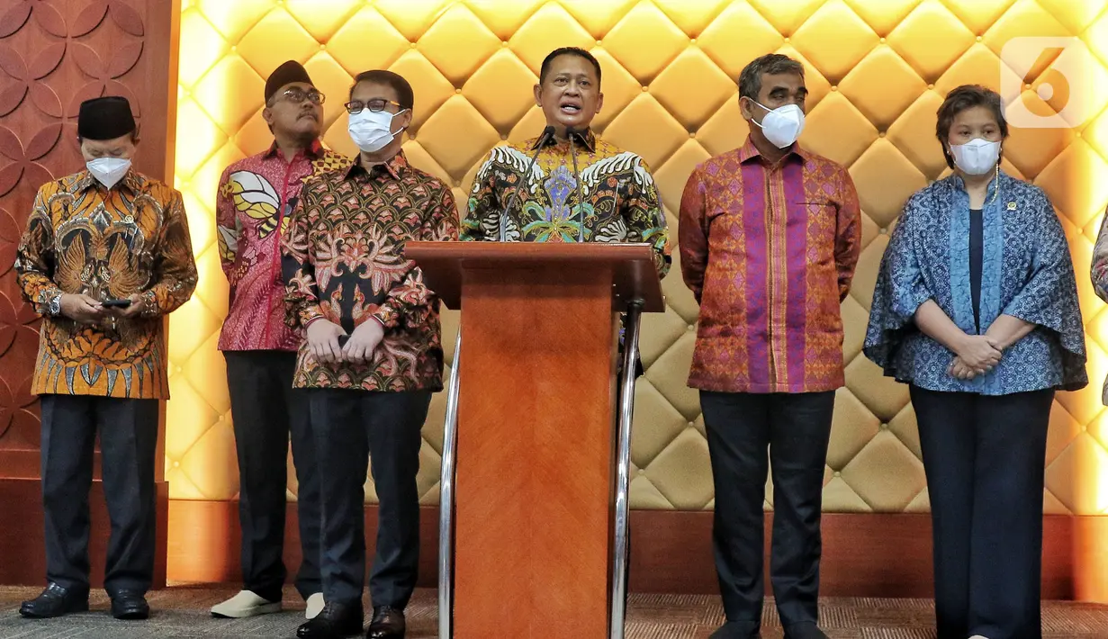 Ketua MPR, Bambang Soesatyo didampingi pimpinan MPR saat memberikan keterangan kepada wartawan usai memperingati Hari Konstitusi dan HUT MPR ke-77 di Jakarta, Kamis (18/8/2022). Acara tersebut bertemakan Konstitusi Sebagai Pijakan Bagi Kebangkitan Ekonomi dan Politik Global Pasca Pandemi. (Liputan6.com/Angga Yuniar)