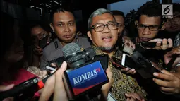 Mantan Gubernur Jawa Barat Ahmad Heryawan alias Aher menjawab pertanyaan wartawan usai diperiksa penyidik KPK, Jakarta, Rabu (9/1). Aher diperiksa sebagai saksi terkait kasus pemberian izin proyek Meikarta di Kabupaten Bekasi. (Merdeka.com/Dwi Narwoko)