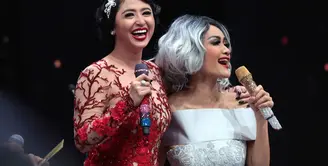 Perdamaian antara Julia Perez dan Dewi Perssik benar-benar ada. Bahkan keduanya dikabarkan punya rencana untuk duet bersama. (Deki Prayoga/Bintang.com)