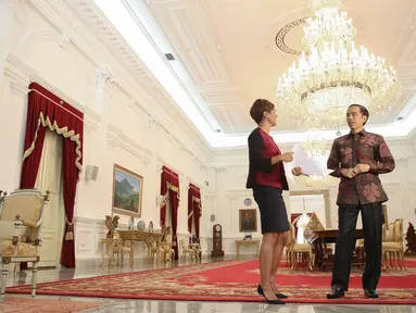  Presiden Jokowi (kanan) saat melakukan Wawancara khusus di Istana Merdeka, Jakarta, Jumat (16/10/2015). Wawancara berhubungan dengan Pemerintahan Jokowi-JK genap berusia satu tahun pada 20 Oktober 2015 nanti. (Liputan6.com/Faizal Fanani)