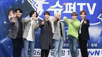 Super Junior sediri tak menunggu jelang acara. Para personil sudah mulai berangkat ke Indonesia demi persiapan penampilan mereka. (Soompi)