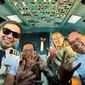 Cawapres Mahfud Md mengunggah momen foto bareng pilot di sebuah kokpit pesawat dengan menggunakan simbol salam tiga jari dan metal. (Foto: Instagram @mahfudmd)