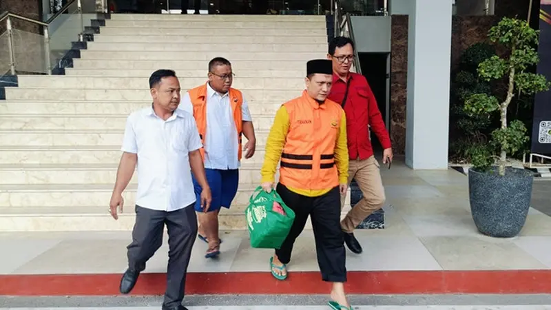 Penyerahan mantan petinggi BNI Cabang Pembantu Bengkalis yang terlibat korupsi kredit usaha rakyat dari Polda Riau ke Jaksa Penuntut Umum.