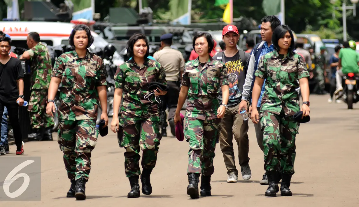 Sejumlah prajurit wanita TNI berkeliling di sekitar kawasan Stadion GBK Jakarta, Minggu (24/1/2016). TNI mengerahkan prajurit wanita untuk memberi rasa aman dan nyaman bagi para suporter perempuan. (Liputan6.com/Helmi Fithriansyah)