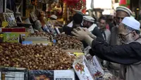 Toko-toko di Pakistan mulai menjual manisan jelang bulan suci Ramadhan. (AP/Muhammad Sajjad)