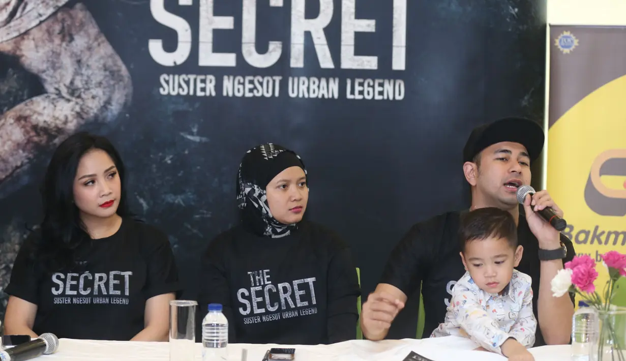 "Pengin buat habis baca novelnya mereka pengin nonton filmnya. Kita kaji ulang, kita buat endingnya digantung. Akhir bulan ini rilis poster dan trailer official film ini,” tambah Raffi. (Nurwahyunan/Bintang.com)