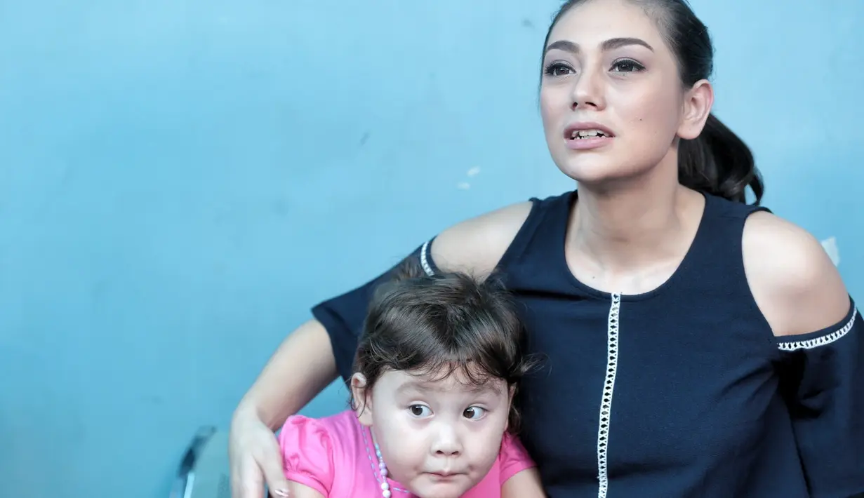 "Karena memang aku sebisa mungkin luangin waktu buat anak, jadi pas waktunya anak-anak kosong ya aku bawa kalau mau ikut," kata Celine Evangelista di kawasan Jalan Kapten Tendean, Jakarta Selatan, Senin (17/10). (Adrian Putra/Bintang.com)