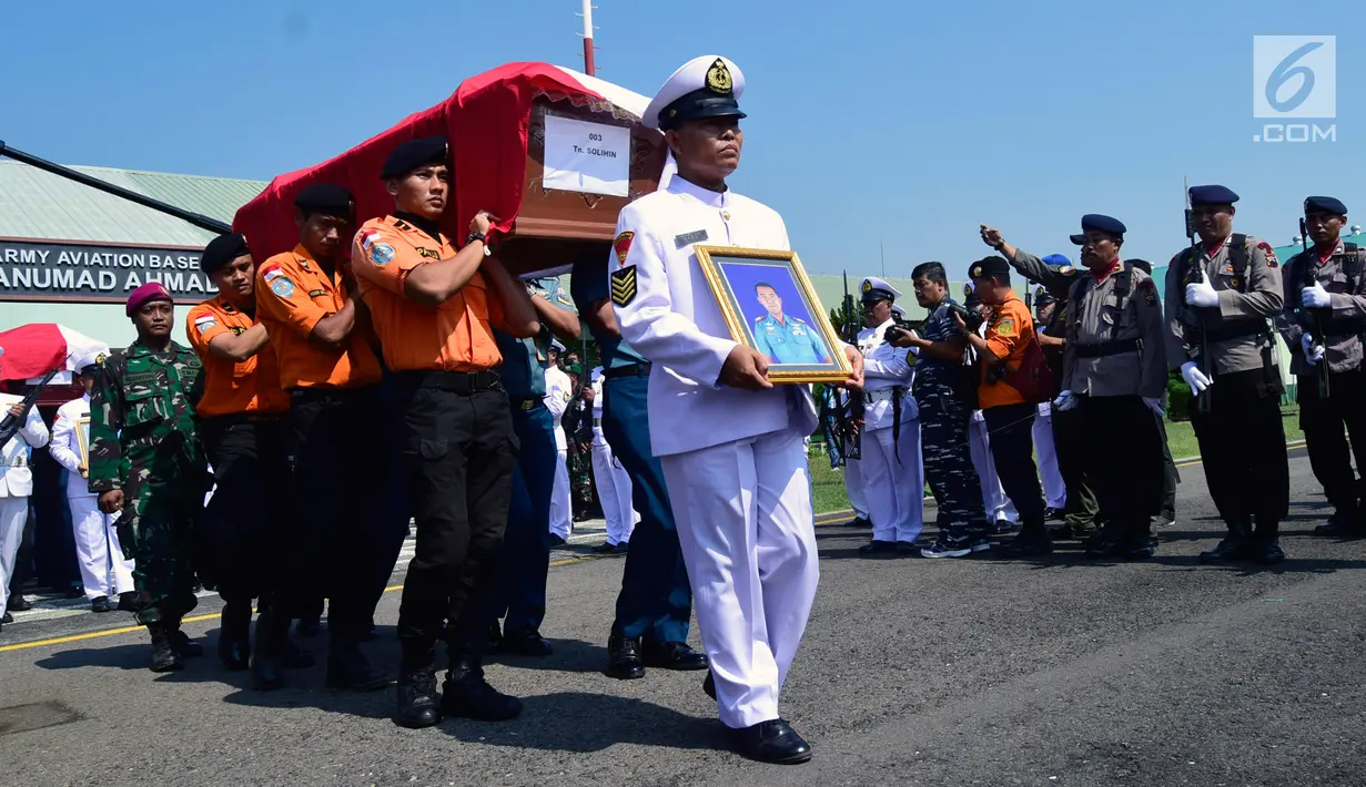 Upacara pelepasan korban jatuhnya helikopter milik basarnas di Lanumad Ahmad Yani, Semarang (3/7). Delapan korban tersebut merupakan personel Basarnas yang terdiri dari pilot dan kru helikopter. (Liputan6.com/Gholib)