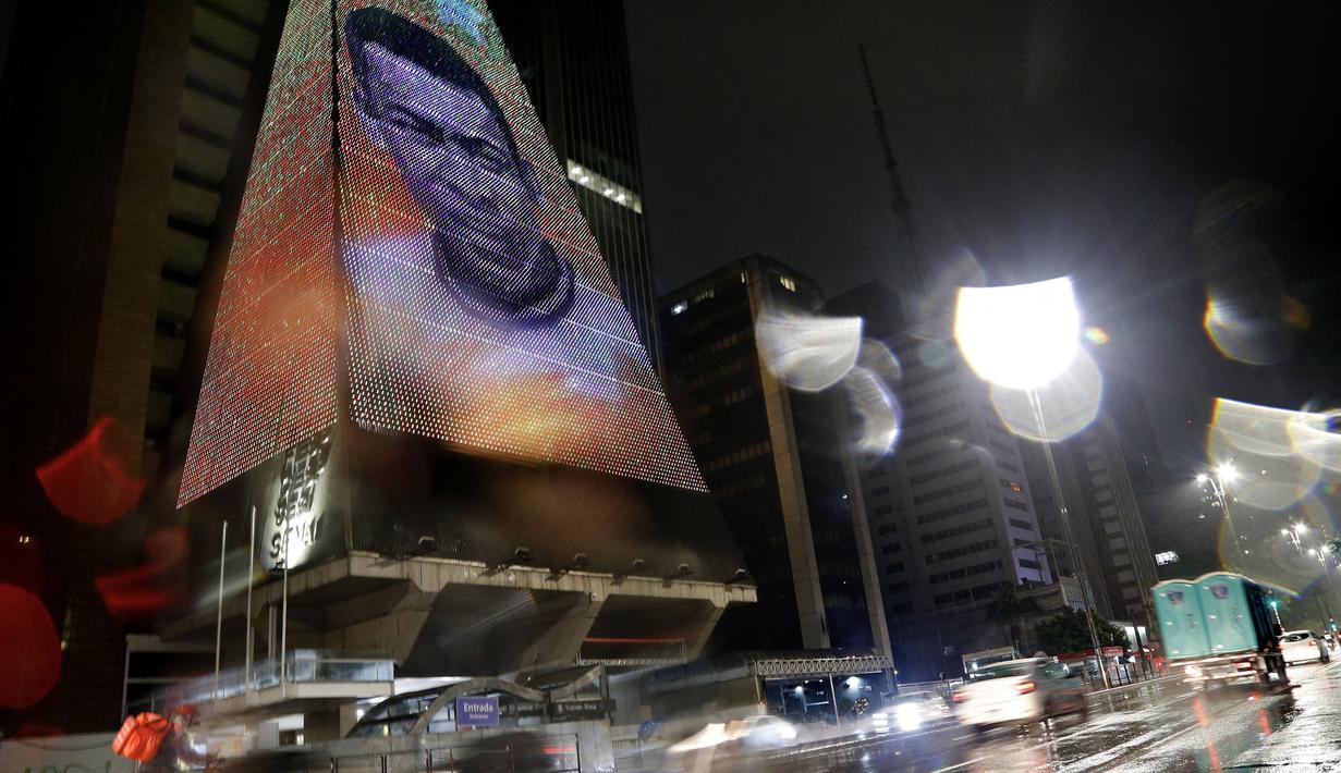 Gambar mendiang legenda sepak bola Brasil, Pele terlihat di markas Federasi Industri Negara Bagian Sao Paulo (️FIESP) di Sao Paulo, Brasil, pada 29 Desember 2022. Sebelum kepergiannya, Pele menjalani perawatan intensif di rumah sakit Albert Einstein, Sao Paulo selama satu bulan terakhir untuk berjuang sembuh dari kanker usus yang dideritanya sejak 2021. (AFP/Miguel Schincariol)