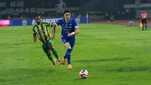 Pemain Persib Bandung, Federico Barba mengejar bola dibayangi pemain PSBS Biak pada laga pekan ke-18 BRI Super League 2025/2026 di Stadion GBLA, Kota Bandung, Minggu (25/1/2026) malam. (Bola.com/Erwin Snaz)