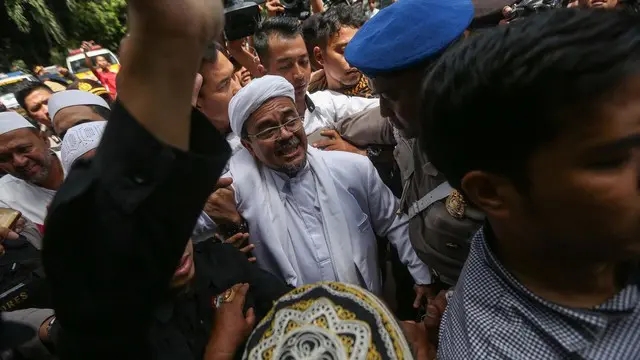  Pemimpin Front Pembela Islam (FPI) Rizieq Shihab memenuhi panggilan penyidik Ditreskrimsus Polda Metro Jaya. Rizieq tiba di Mapolda Metro Jaya dengan pengawalan ekstra ketat dari petugas kepolisian.