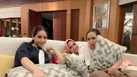 Potret Rieta Amilia Bareng Dua Buah Hatinya. (Sumber: Instagram.com/rieta_amilia)