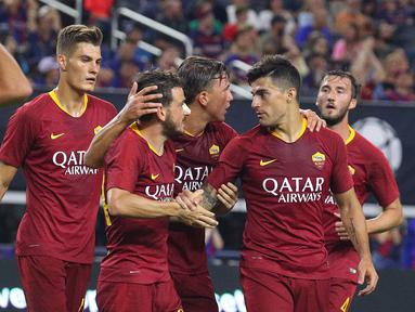 Para pemain AS Roma merayakan gol yang dicetak Alessandro Florenzi ke gawang Barcelona pada laga International Championship Cup di Stadion AT&T, Texas, Selasa (31/7/2018). AS Roma menang 4-2 atas Barcelona. (AFP/Richard Rodriguez)