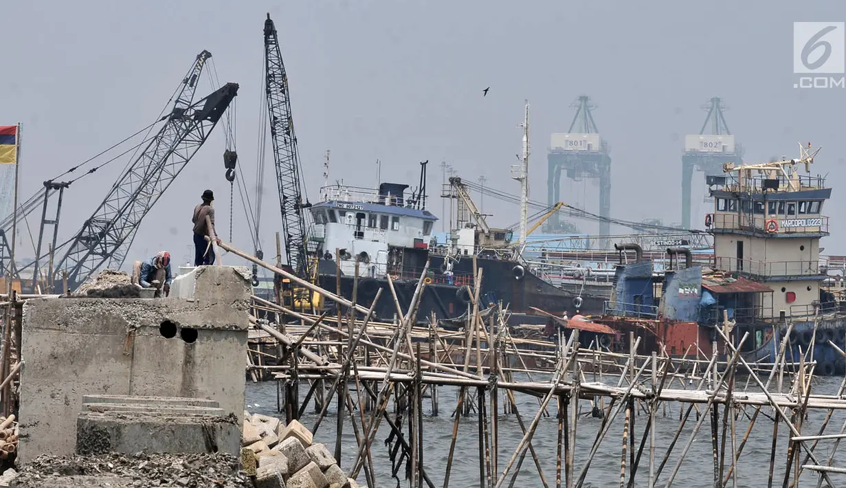 Suasana proyek pembangunan tanggul laut raksasa atau giant sea wall di Cilincing, Jakarta, Kamis (15/3). Tahap pertama proyek yang dimulai sejak Oktober 2014 ini diperkirakan rampung pada 2025. (Merdeka.com/Iqbal Nugroho)