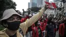 Massa yang tergabung dalam Gerakan Mahasiswa Jakarta berunjuk rasa di depan Kementerian Pendidikan dan Kebudayaan (Kemendikbud), Jakarta, Senin (22/6/2020). Mahasiswa mengkritik Kemendikbud karena tidak adanya kebijakan keringanan biaya kuliah di tengah pandemi COVID-19. (Liputan6.com/Faizal Fanani)