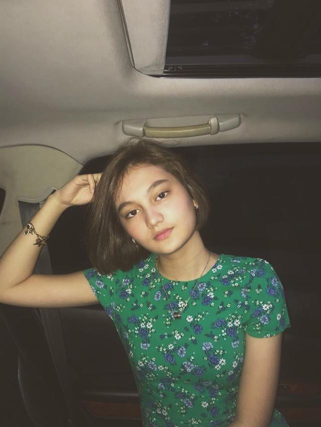 7 Potret Laura Jackson, Adik Zoe Jakson yang Tak Kalah Memesona