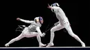 Atlet anggar Rusia Inna Deriglazova (kanan) dan atlet anggar Amerika Serikat Lee Kiefer bersaing dalam final anggar individu putri Olimpiade Tokyo 2020 di Chiba, Jepang, 25 Juli 2021. Lee Kiefer keluar sebagai juara. (AP Photo/Hassan Ammar)