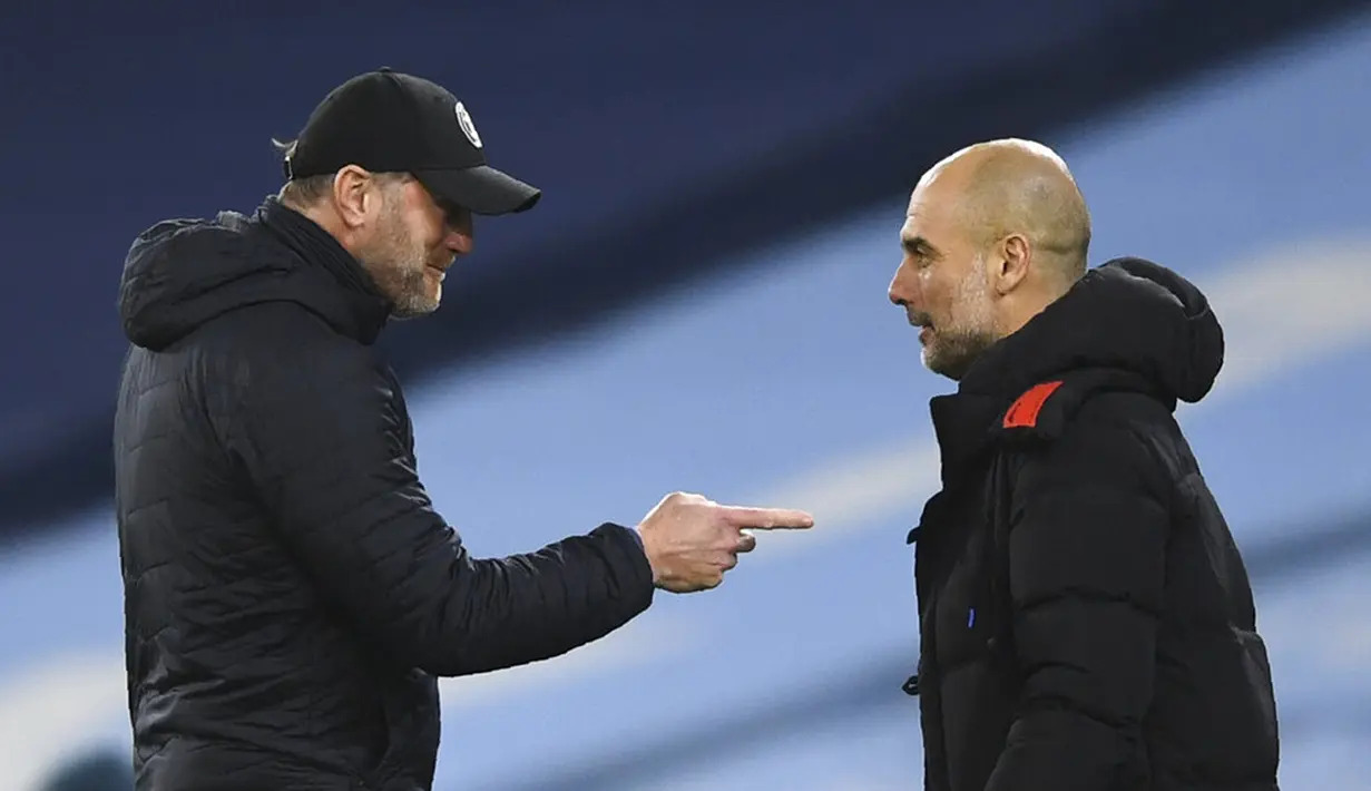 Manajer Southampton Ralph Hasenhuettl (kiri) dan pelatih kepala Manchester City Pep Guardiola berbicara usai pertandingan Liga Inggris di Etihad Stadium, Manchester, Inggris, Rabu (10/3/2021). Manchester City menang 5-2. (Gareth Copley/Pool via AP)