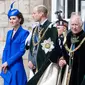 Raja Inggris Charles III berdiri bersama Ratu Camilla, Pangeran William, dan&nbsp;Kate Middleton&nbsp;untuk menyaksikan tim aerobatik Angkatan Udara Kerajaan Inggris (RAF), Red Arrows, melakukan fly-past di atas Palace of Holyroodhouse di Edinburgh pada 5 Juli 2023, mengikuti Layanan Nasional Thanksgiving dan Dedikasi untuk menandai penobatan Raja Charles III dan Ratu Camilla. (Lesley Martin/POOL/AFP)