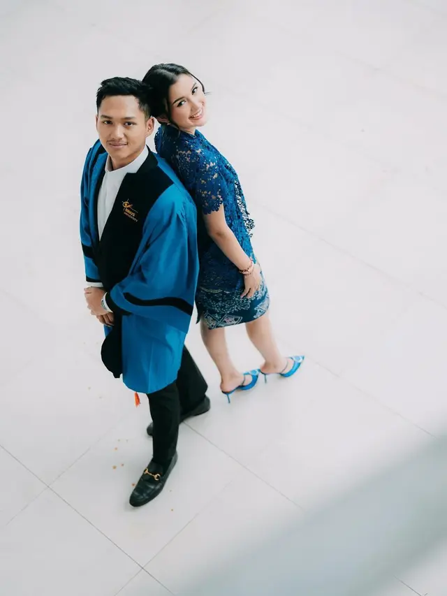 6 Potret Serasi Azriel Hermansyah dan Sarah Menzel Saat Wisuda, Tampil Romantis Bak Foto Prewed