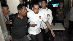 Politisi Partai Golkar, Budi Supriyanto mengenakan jaket hitam masuk ke dalam gedung KPK, Jakarta, Selasa (15/3/2016). Budi akan diperiksa terkait kasus dugaan suap proyek di Kementerian Pekerjaan Umum dan Perumahan Rakyat (Liputan6.com/Helmi Afandi)