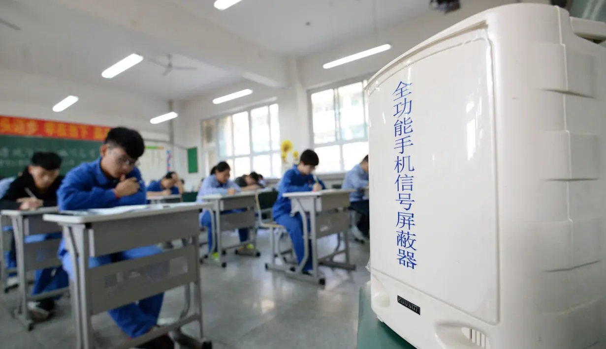 Sebuah mesin pemblokir sinyal telepon ditempatkan di ruangan selama simulasi ujian di Handan, Provinsi Hebei, China, (6/6). Demi mencegah kecurangan, pemeriksaan dan pengawasan ekstra ketat dilakukan selama ujian berlangsung. (AFP/STR)