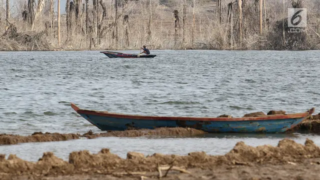 Waduk Jatigede Surut, Warga Jaring Ikan dan Kumpulkan Puing Bangunan