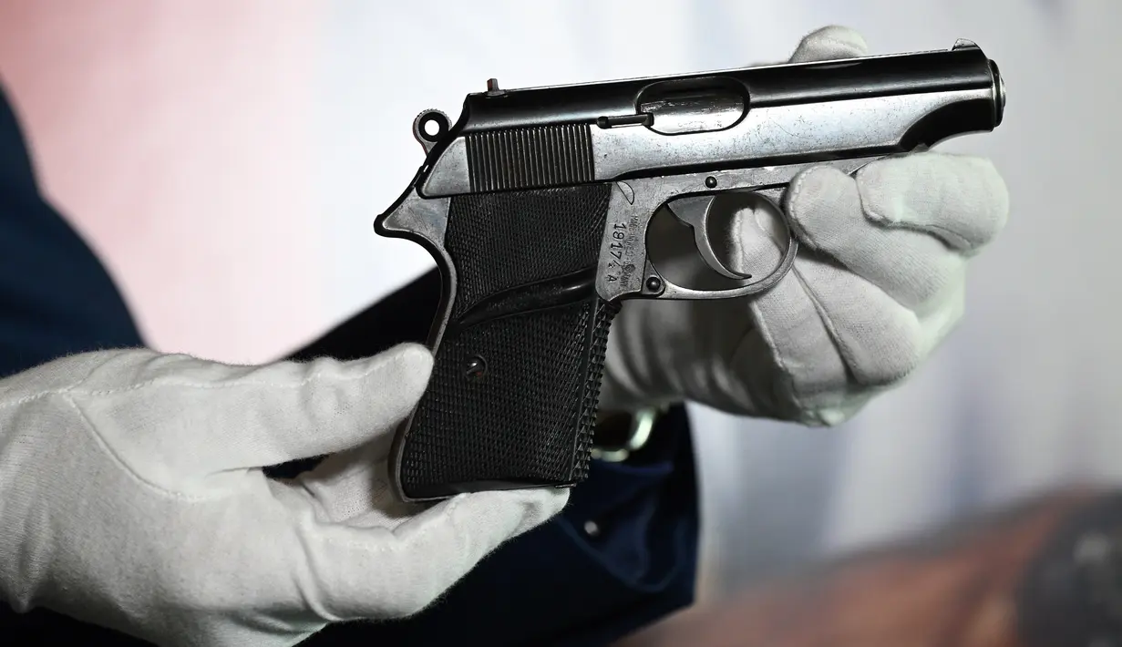 Pistol PP Walther yang digunakan Sean Connery dalam film James Bond pertama, "Dr. No" (1962) saat pratinjau pers di Beverly Hills, California, Selasa (23/11/2020). Properti film itu diperkirakan terjual sekitar Rp2,1 miliar hingga Rp2,8 miliar di Julien's Auctions pada 3 Desember. (Robyn Beck/AFP)
