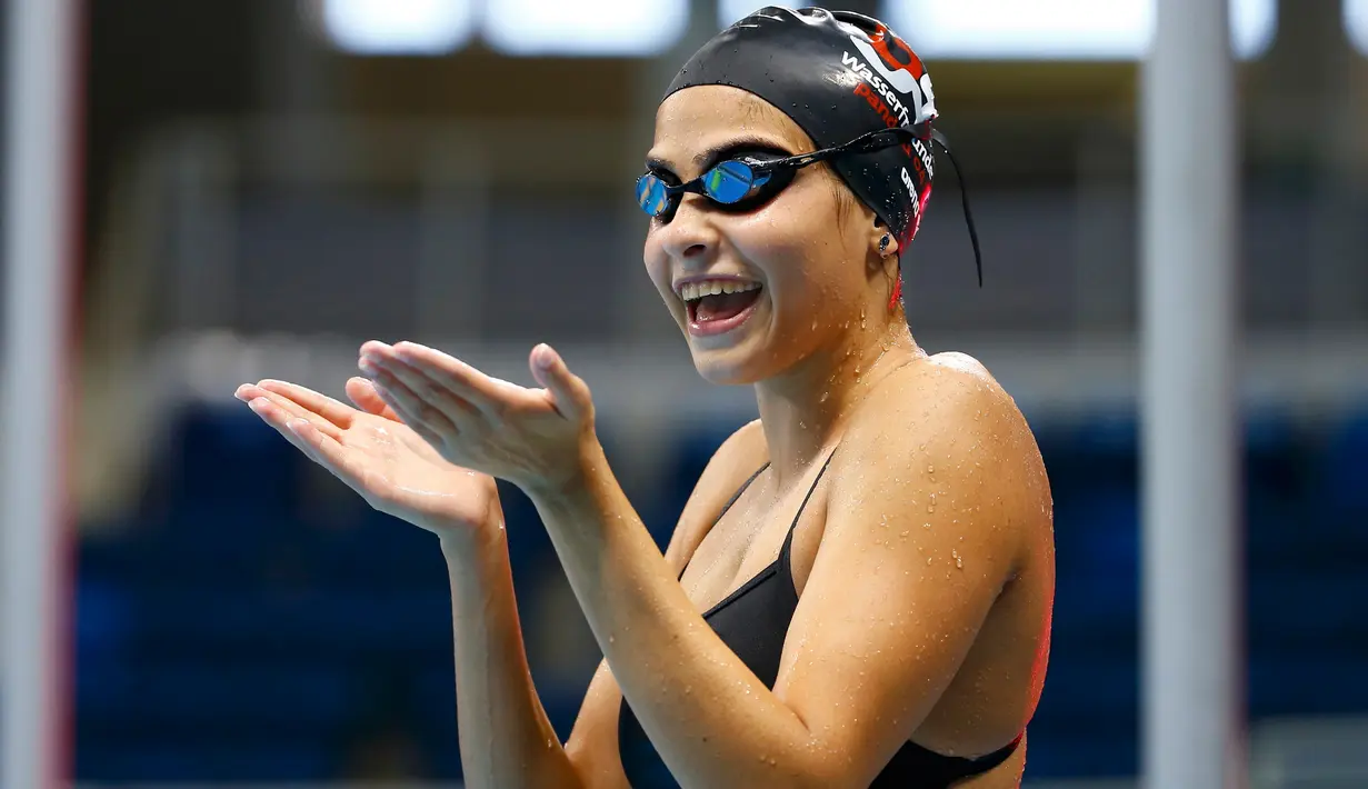 Yusra Mardini tertawa saat latihan jelang Olimpiade 2016 di Rio De Janeiro, Brasil (1/8). Yusra Mardini merupakan satu dari sepuluh atlet di seluruh dunia yang terpilih untuk mewakili Tim Pengungsi. (REUTERS/Michael Dalder)