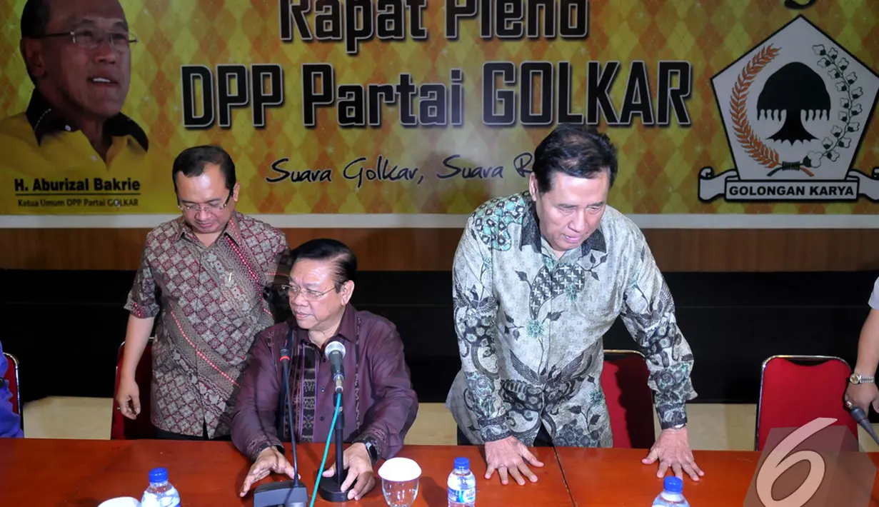 Agung Laksono (tengah) memimpin Rapat Pleno lanjutan Partai Golkar di DPP Partai Golkar, Jakarta, Selasa (25/11/2014). (Liputan6.com/Johan Tallo) 