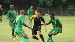 Pemain anyar Sriwijaya FC, Ferdinand Sinaga (kedua dari kanan) berusaha menembus pertahanan Mali FC saat laga uji coba di Lapangan Soetasoma Halim Perdanakusuma, Jakarta (8/1/2015). Sriwijaya FC unggul 6-2 atas Mali FC. (Liputan6.com/Helmi Fithriansyah)
