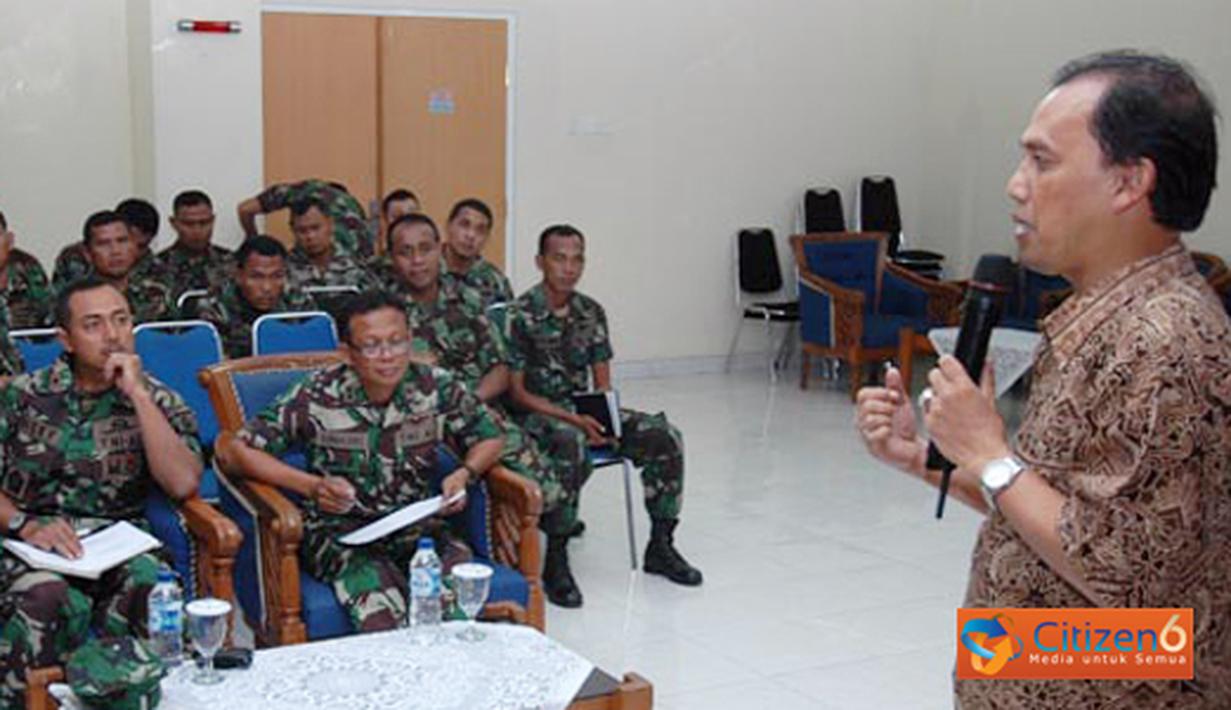Citizen6, Surabaya: Kasubdit Persdik Kobangdikal Letkol Laut (KH) I Ketut Sumerta, menerima presentasi perkuliahan dari Universitas Pembangunan Nasional (UPN) Veteran, Surabaya, Selasa (21/2). (Pengirim: Penkobangdikal)
