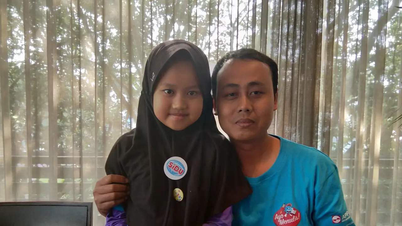 Juara II Festival Penulis Cilik, Alfia Kirana Maheswari bersama pamannya, Zaenuri (Liputan6.com/Giovani Dio Prasasti)