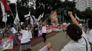 Relawan mengibarkan bendera mendeklarasikan kegiatan "Relawan Cinta Ahok", Jakarta, Sabtu (17/9). Dalam kegiatan tersebut mereka mendukung dan berharap Gubernur Basuki T Purnama kembali mencalonkan diri pada Pilkada 2017-2022. (Liputan6.com/Johan Tallo)