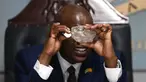 Presiden Botswana Mokgweetsi Masisi melihat berlian terbesar yang ditemukan di Botswana, di kantornya, Gaborone pada 22 Agustus 2024. (Monirul BHUIYAN / AFP)