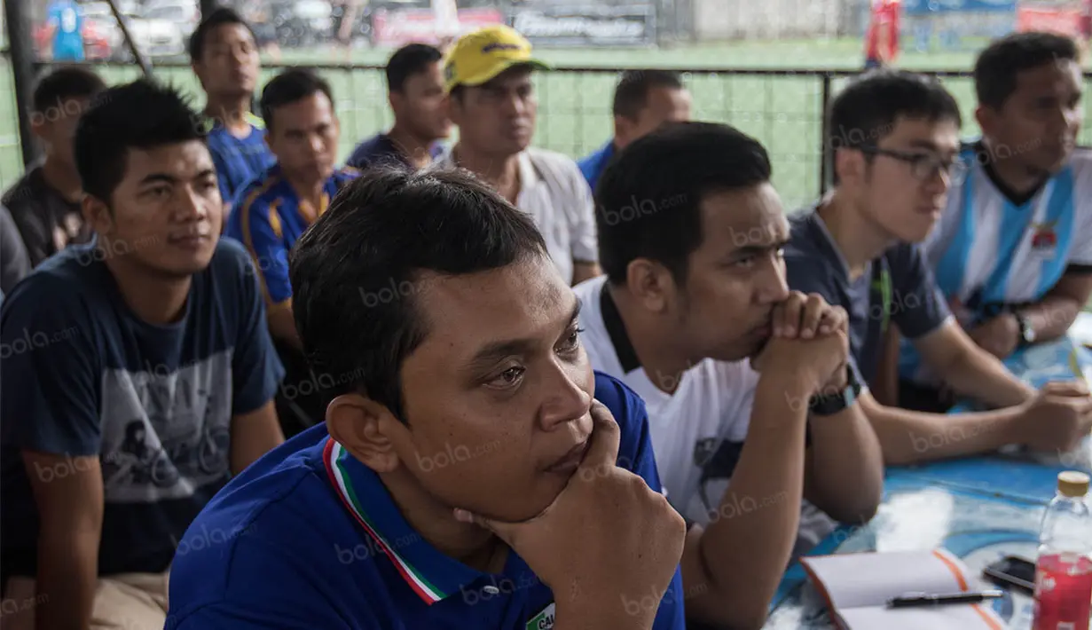 Peserta yang merupakan pelatih junior dari peserta Liga Bola Indonesia 2016 tampak serius mendengarkan materi soal karakteristik pemain usia muda. (Bola.com/Vitalis Yogi Trisna)