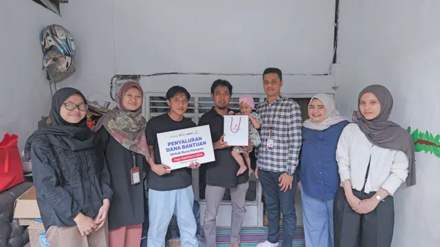 Sejumlah guru honorer di Jakarta menerima bantuan sosial.