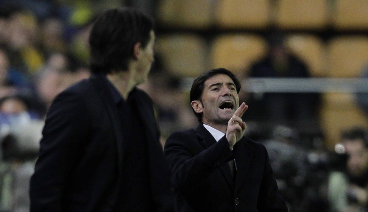 Pelatih Villarreal, Marcelino Garcia Toral memberikan instruksi kepada anak asuhnya  pada leg pertama 16 besar Liga Europa di Stadion El Madrigal, Villareal, Jumat (11/3/2016) dini hari WIB. (AFP/Jose Jordan)