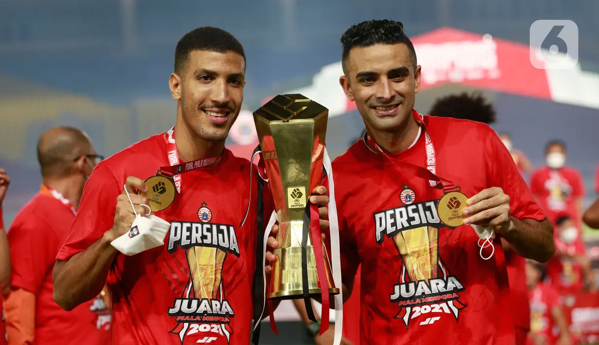 Pemain Persija Jakarta, Yann Motta (kiri) bersama Otavio Dutra foto bersama usai menjuarai Piala Menpora 2021 di Stadion Manahan, Solo, Minggu (25/4/2021). (Bola.com/M Iqbal Ichsan)