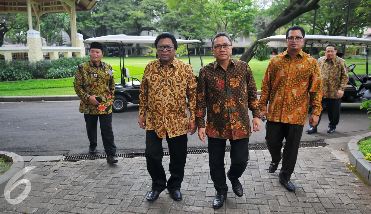 Ketua MPR Zulkifli Hasan (tengah) didampingi Wakil Ketua MPR Oesman Odang Sapta (kedua kiri) dan Hidayat Nur Wahid (kiri) saat tiba di Istana, Jakarta, Selasa (24/1). (Liputan6.com/Angga Yuniar)