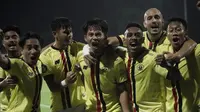 Risna Prahalabenta mencetak gol ke gawang Arema dan disambut rekan-rekannnya. (Bola.com/Gatot Susetyo)
