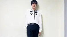 Tampil dengan kemeja putih yang dipadukan celana hitam, penampilan Jin BTS ini terlihat begitu menawan. Terlebih lagi, ornamen bunga pada bagian bahu membuat penampilan pria 29 tahun ini semakin terlihat memesona. (Liputan6.com/IG/@jin)