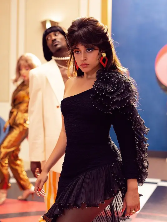 Siapa takut pakai warna hitam? Memang Camila tidak pernah membiarkan dirinya tampak membosankan, kali ini dengan mini dress asimetris dengan detail ruffle di bagian lengan dan rok, ia tetap berhasil tampil cantik. Foto: Instagram @camila_cabello.